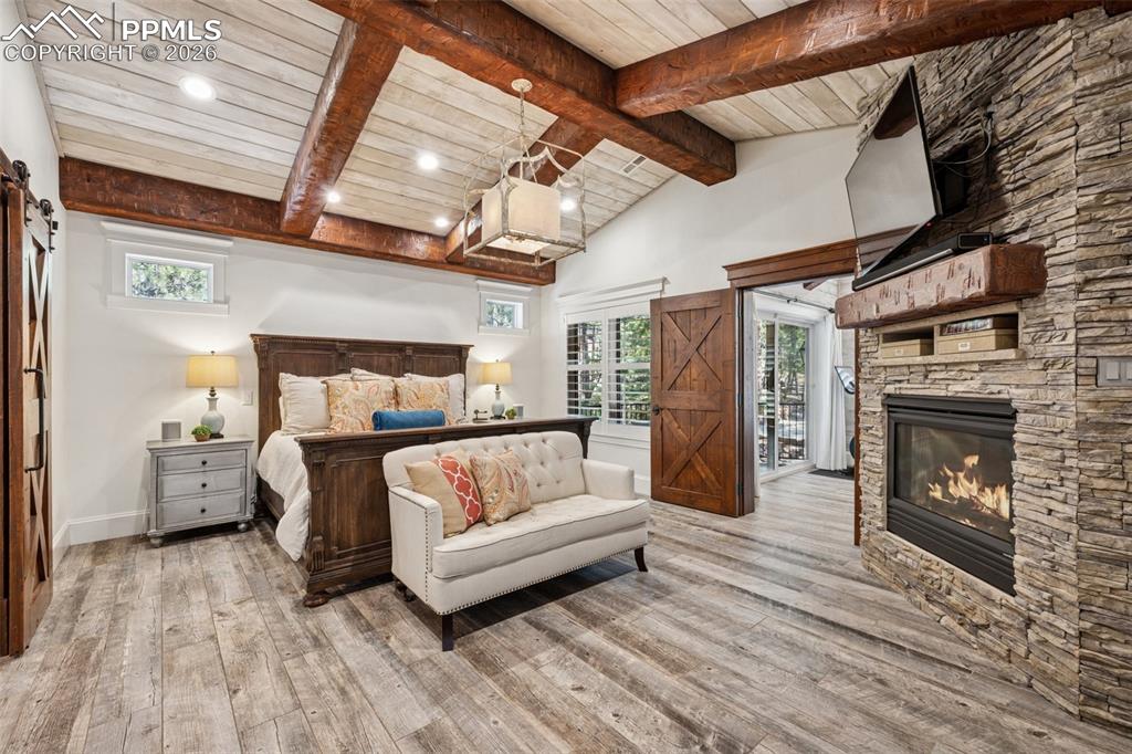 Image 25 of 50: Hallway