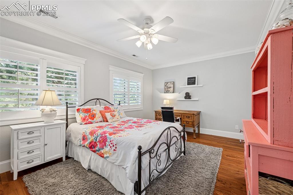 Image 32 of 50: Laundry