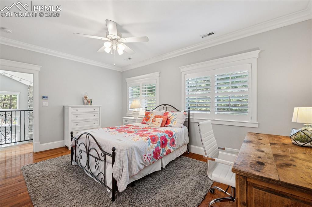 Image 33 of 50: Bedroom