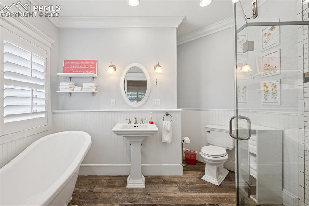 Image 34 of 50: Bedroom