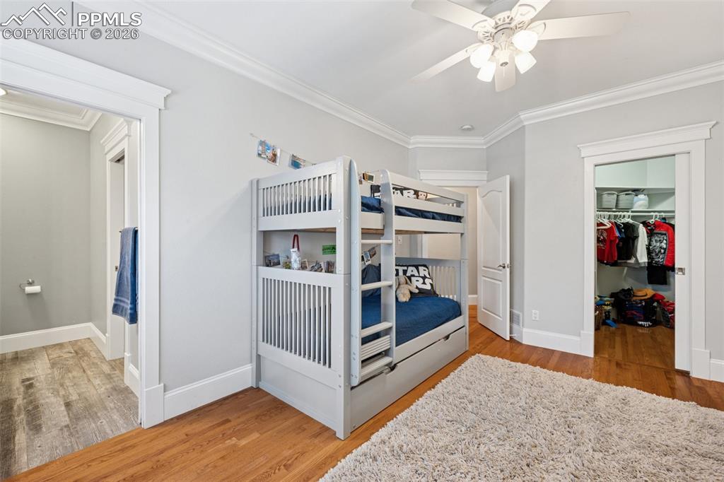 Image 36 of 50: Bedroom