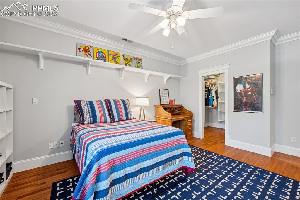 Image 41 of 50: Bedroom