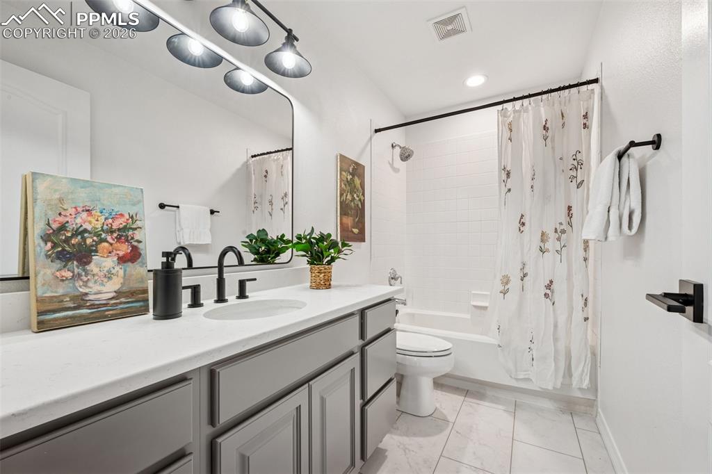 Image 49 of 50: Bedroom