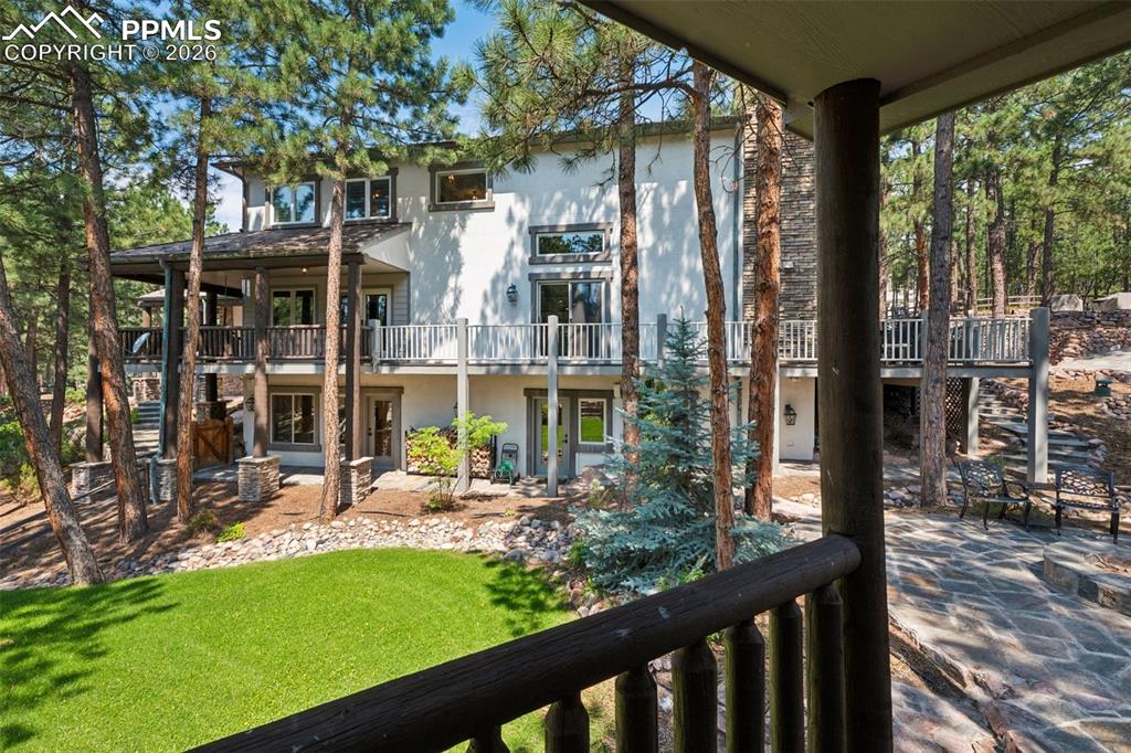 Image 7 of 50: Patio