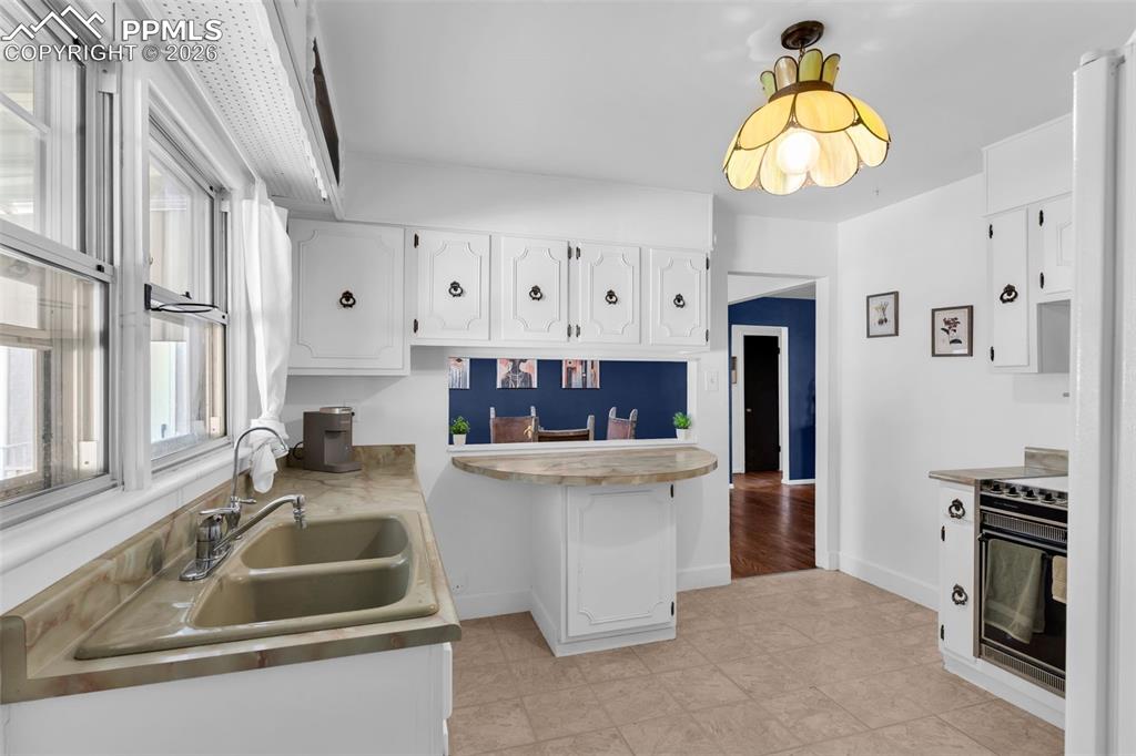 Image 11 of 36: Kitchen