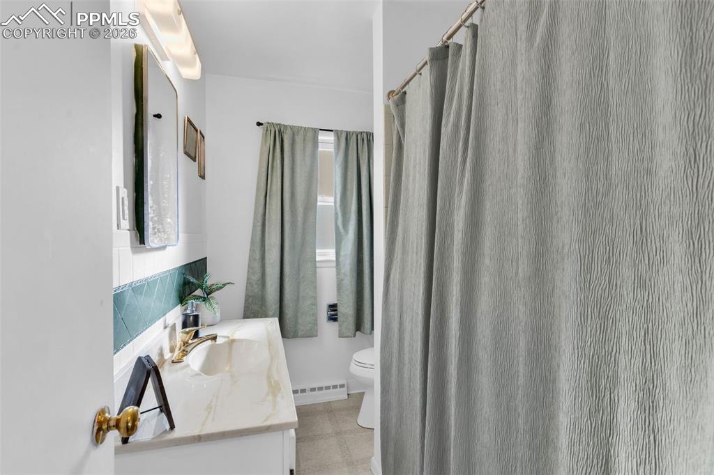 Image 14 of 36: Bathroom