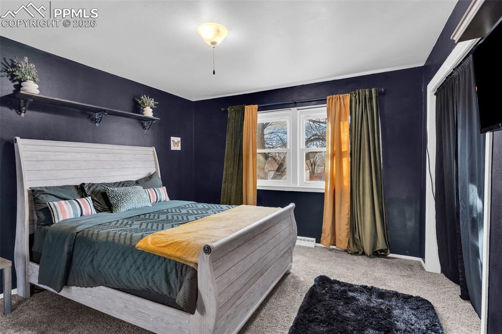 Image 15 of 36: Bedroom