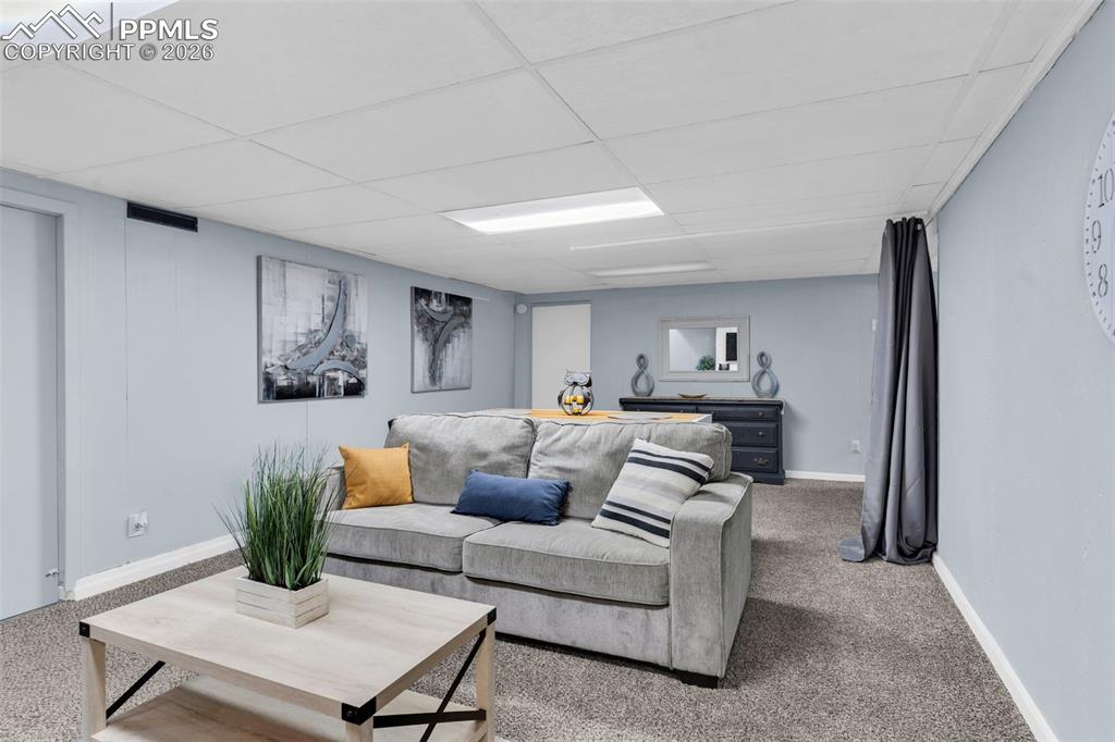 Image 27 of 36: Living Room