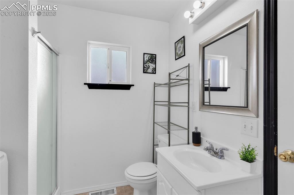 Image 31 of 36: Bathroom