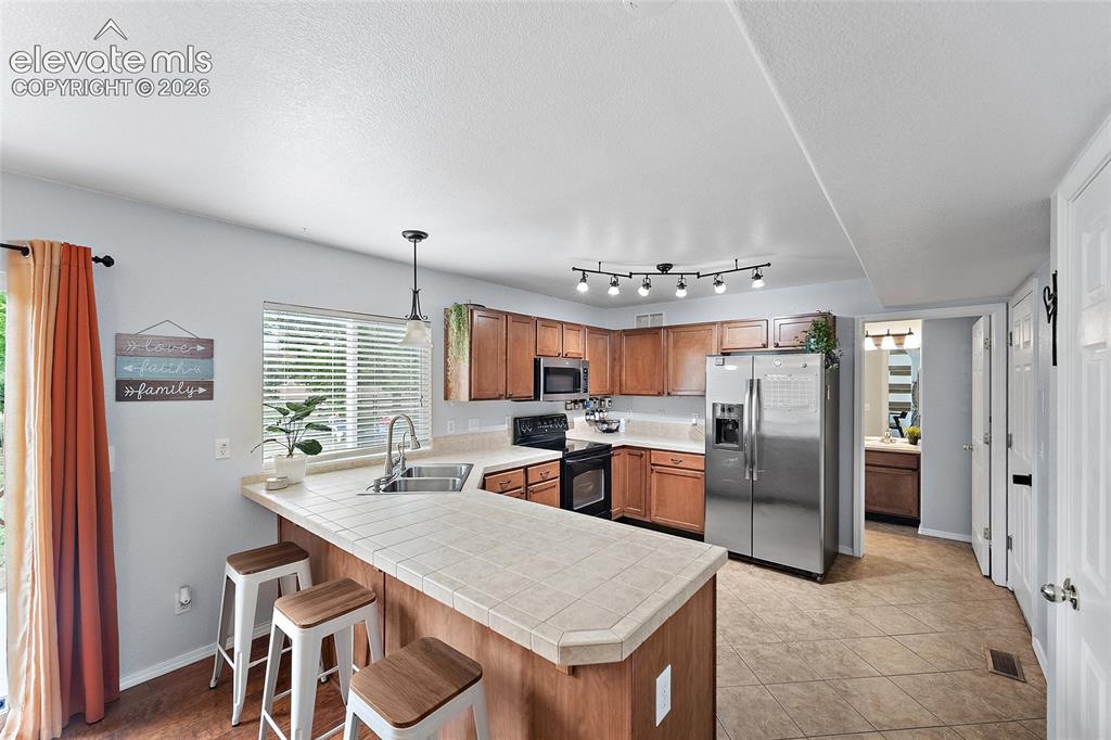 Image 10 of 44: Kitchen