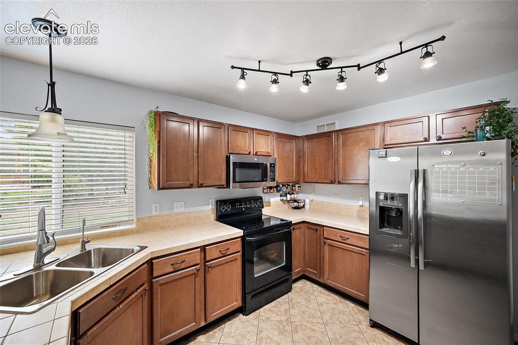 Image 11 of 44: Kitchen