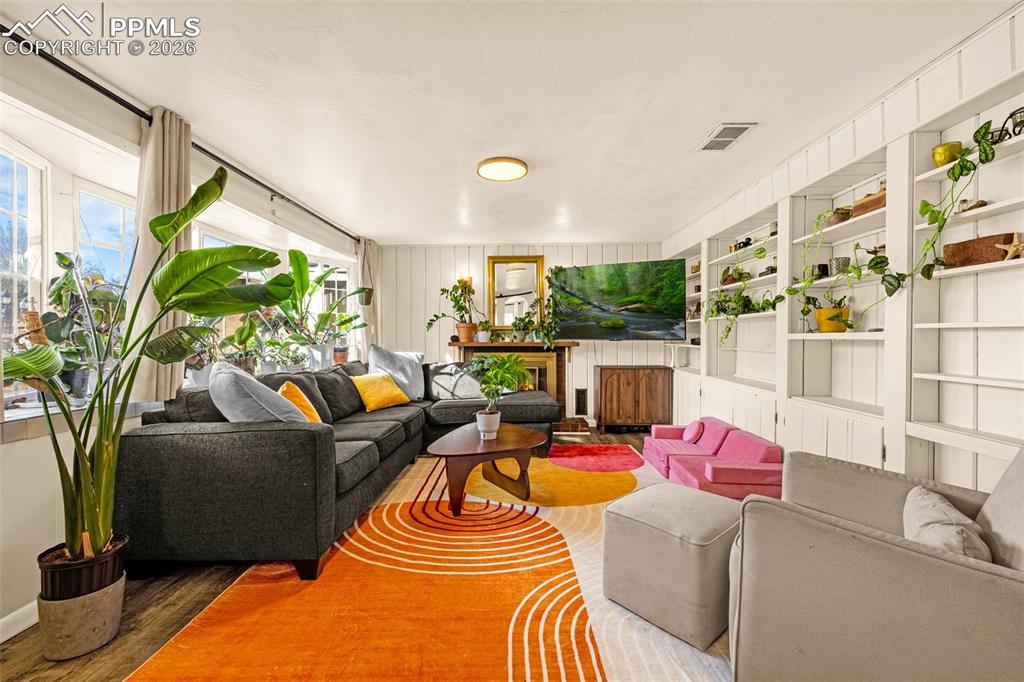 Image 4 of 38: View of sunroom / solarium