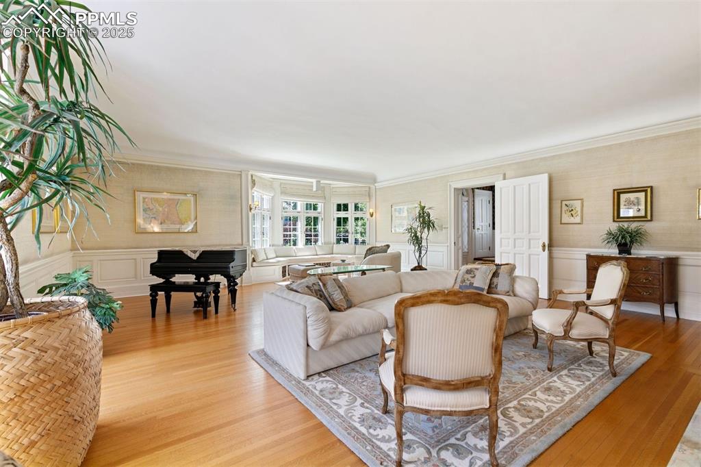 Image 10 of 50: Living Room