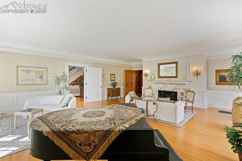 Image 12 of 50: Dining Area