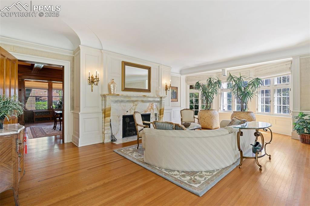 Image 14 of 50: Living Room