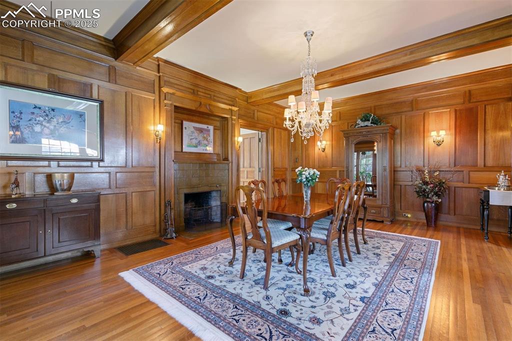 Image 16 of 50: Dining Area