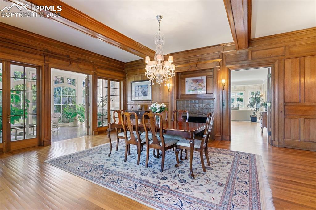 Image 17 of 50: Dining Area