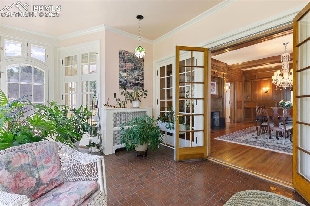 Image 19 of 50: Sun Room