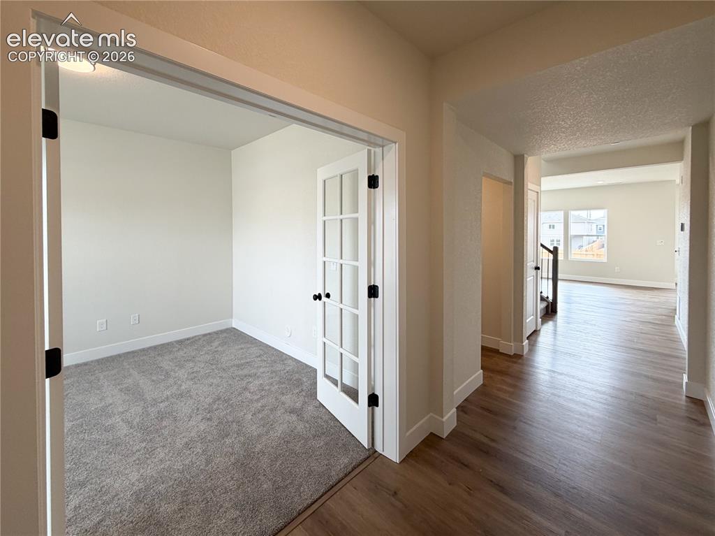 Image 19 of 40: Office