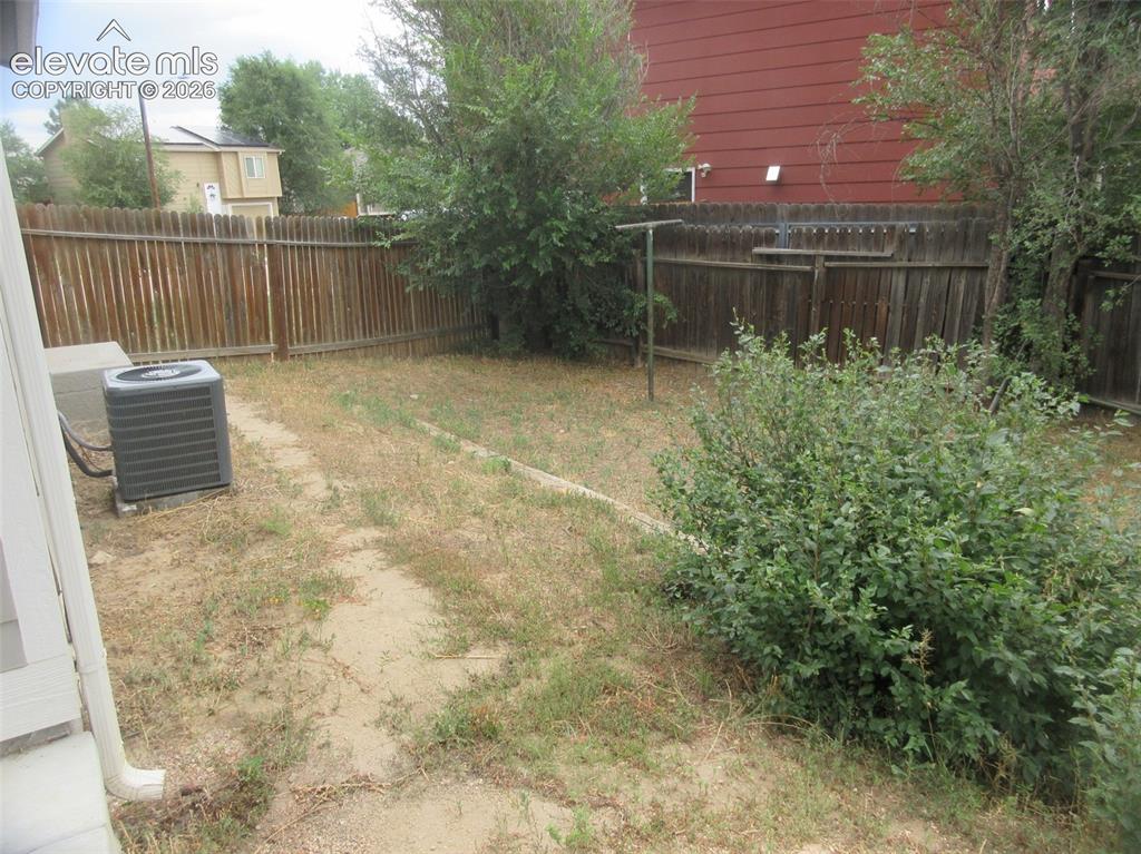 Image 11 of 20: Yard
