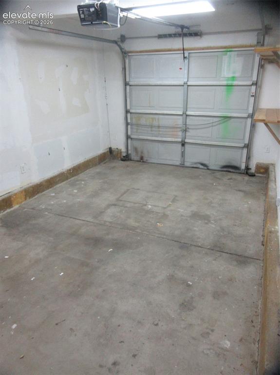 Image 20 of 20: Garage