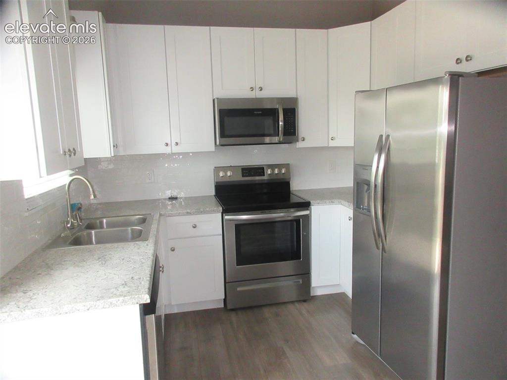 Image 8 of 20: Kitchen
