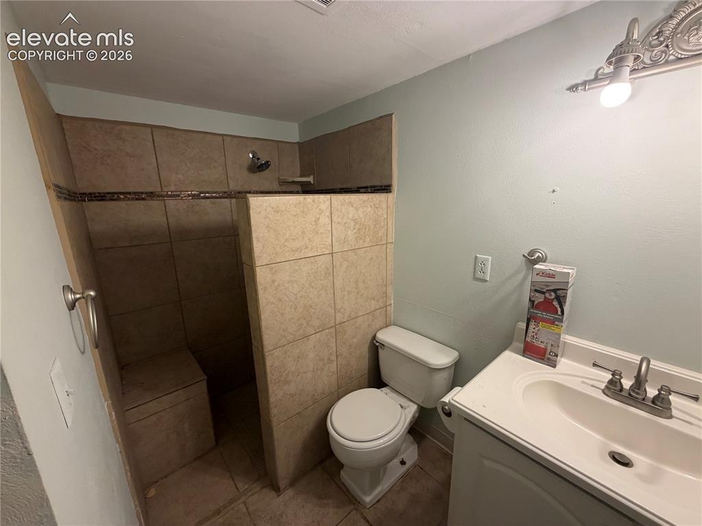 Image 23 of 23: Bathroom