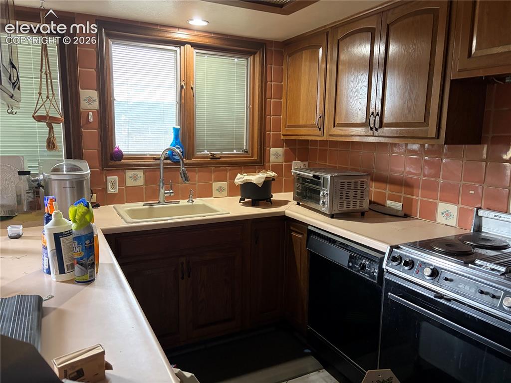 Image 8 of 23: Kitchen