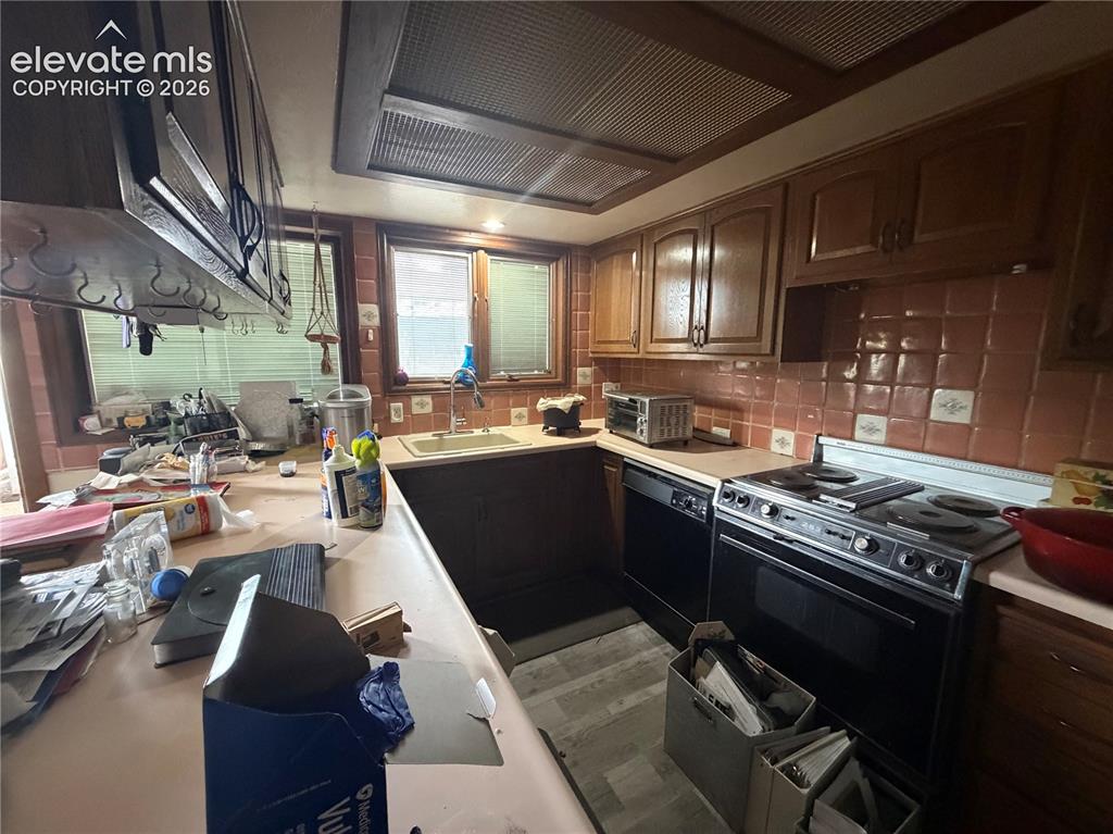 Image 9 of 23: Kitchen