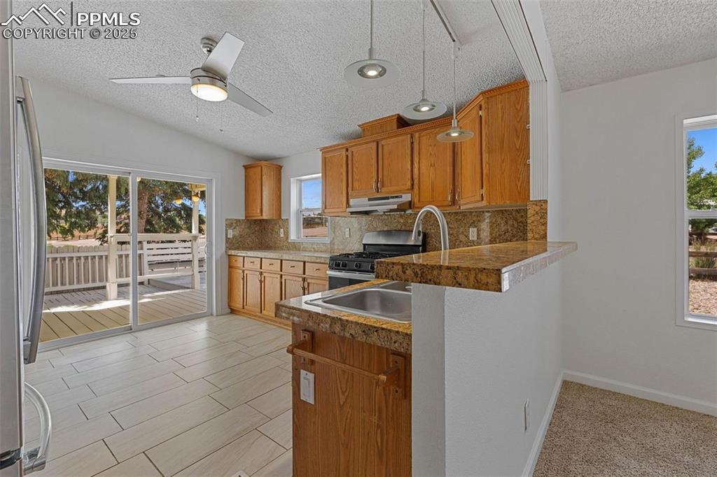 Image 13 of 24: Kitchen