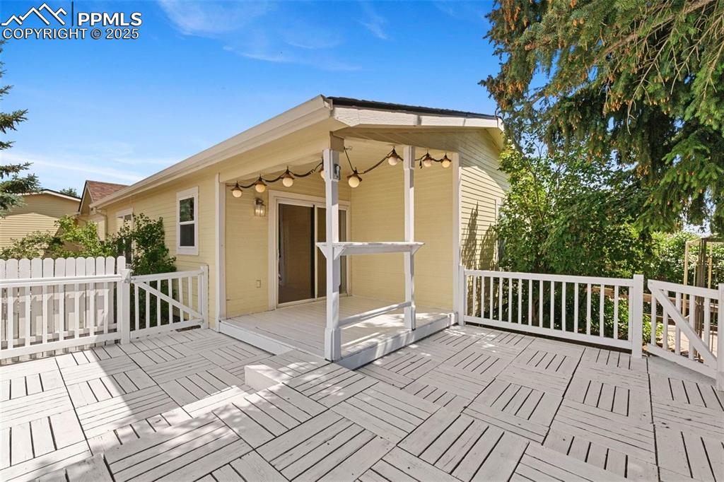 Image 21 of 24: Deck