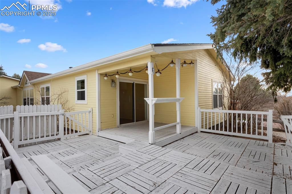 Image 25 of 26: Deck