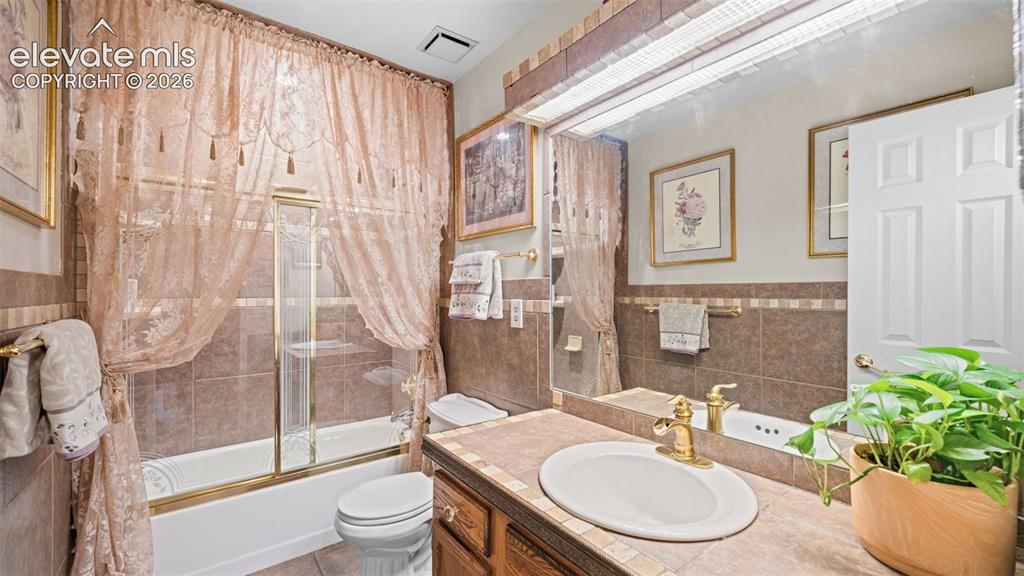 Image 14 of 30: Bathroom