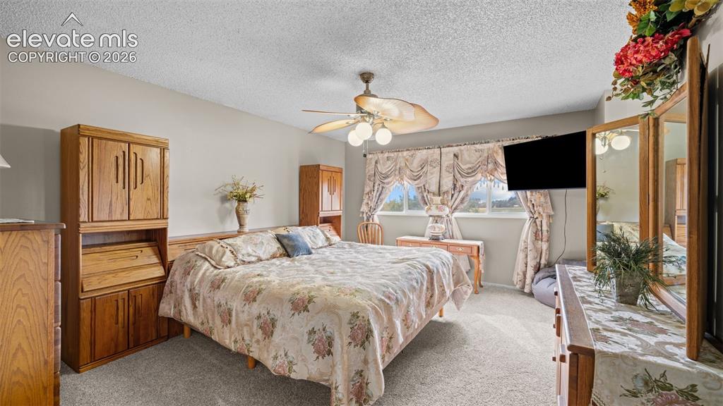 Image 16 of 30: Bedroom