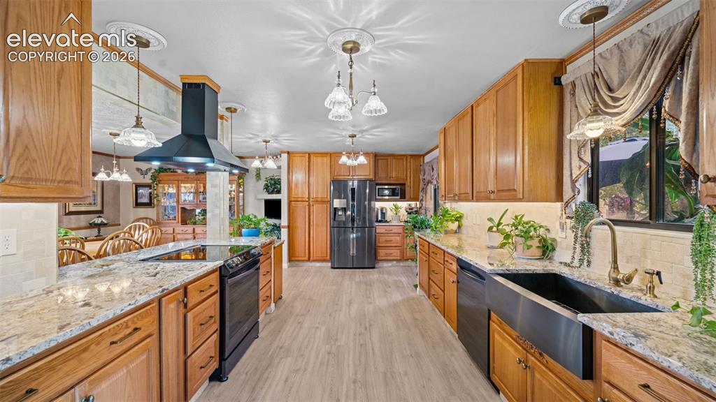 Image 5 of 30: Kitchen