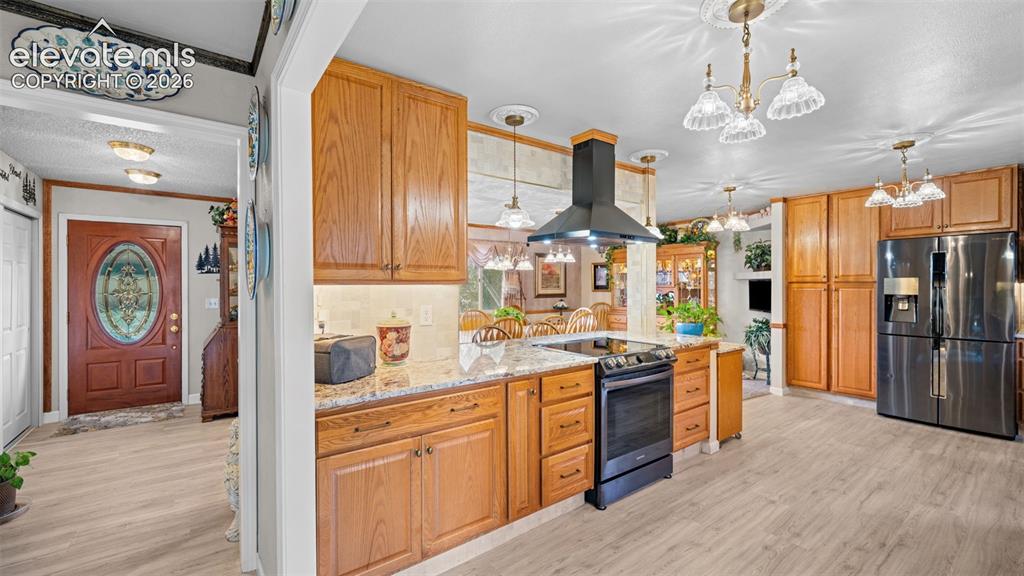 Image 6 of 30: Kitchen