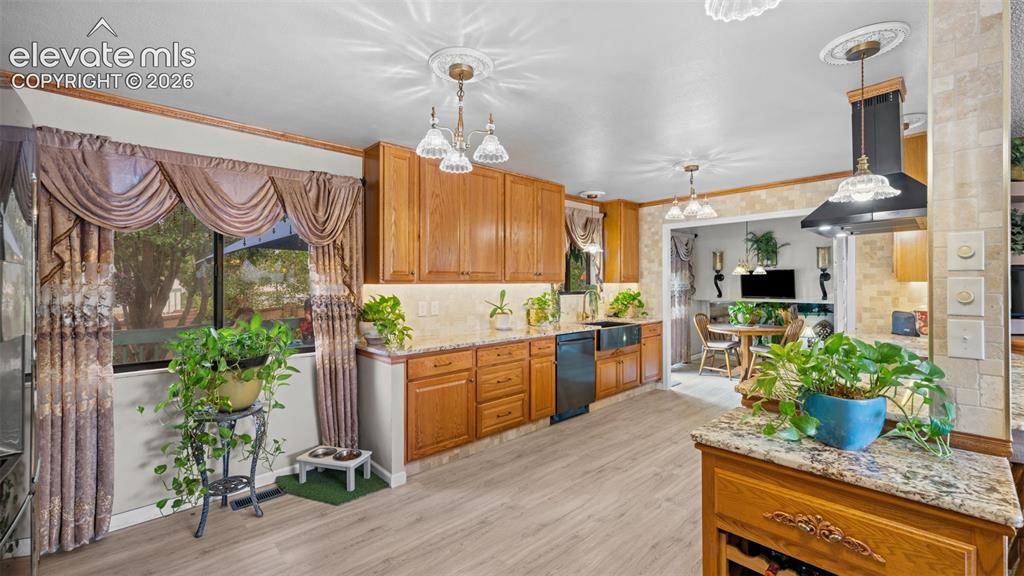 Image 7 of 30: Kitchen