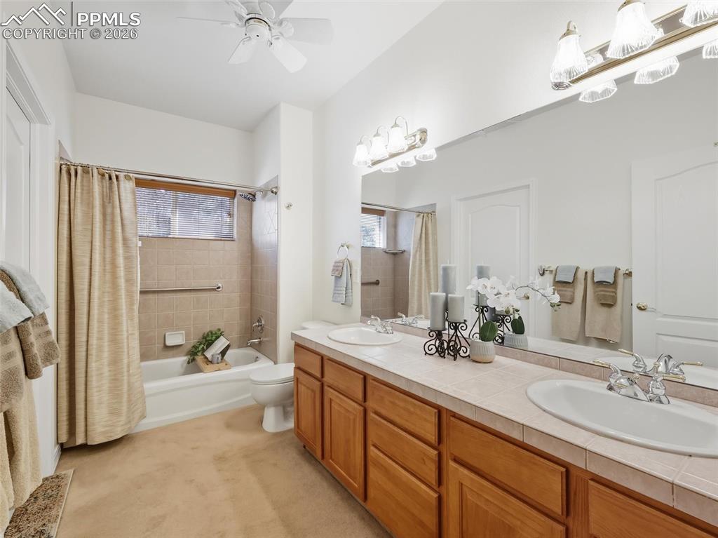 Image 19 of 50: Bathroom