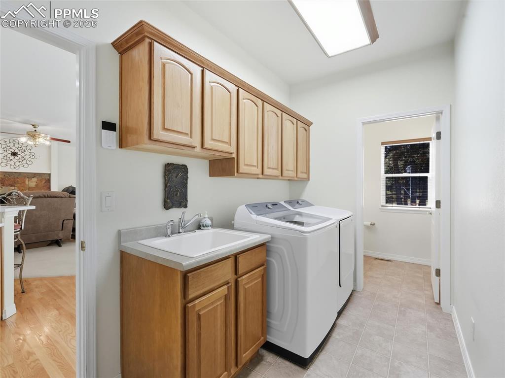 Image 20 of 50: Laundry