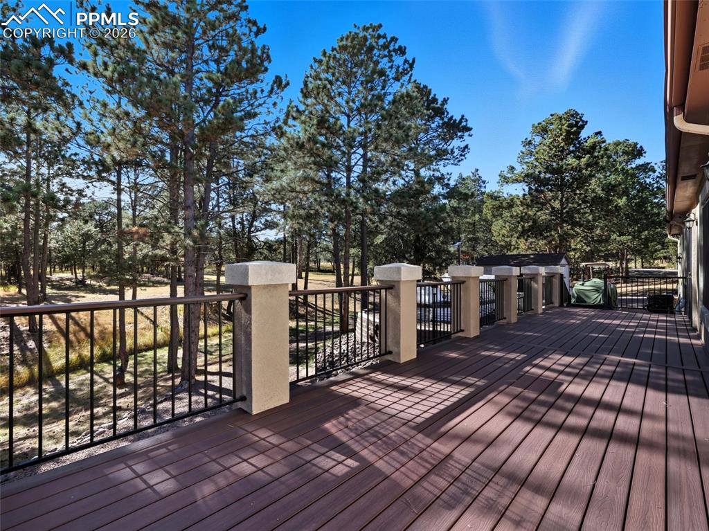 Image 36 of 50: Deck