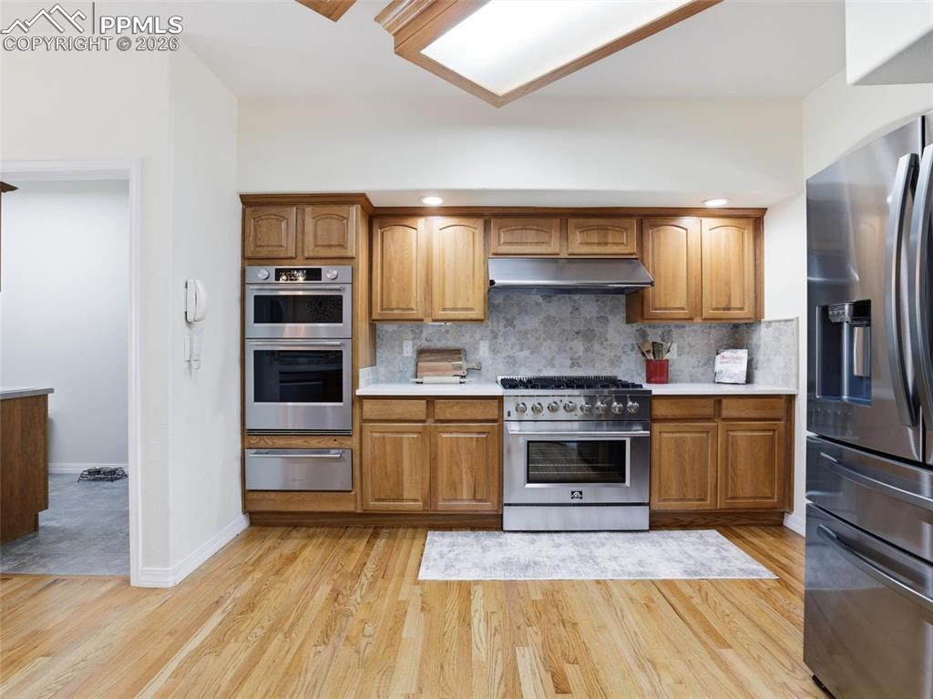 Image 5 of 50: Kitchen