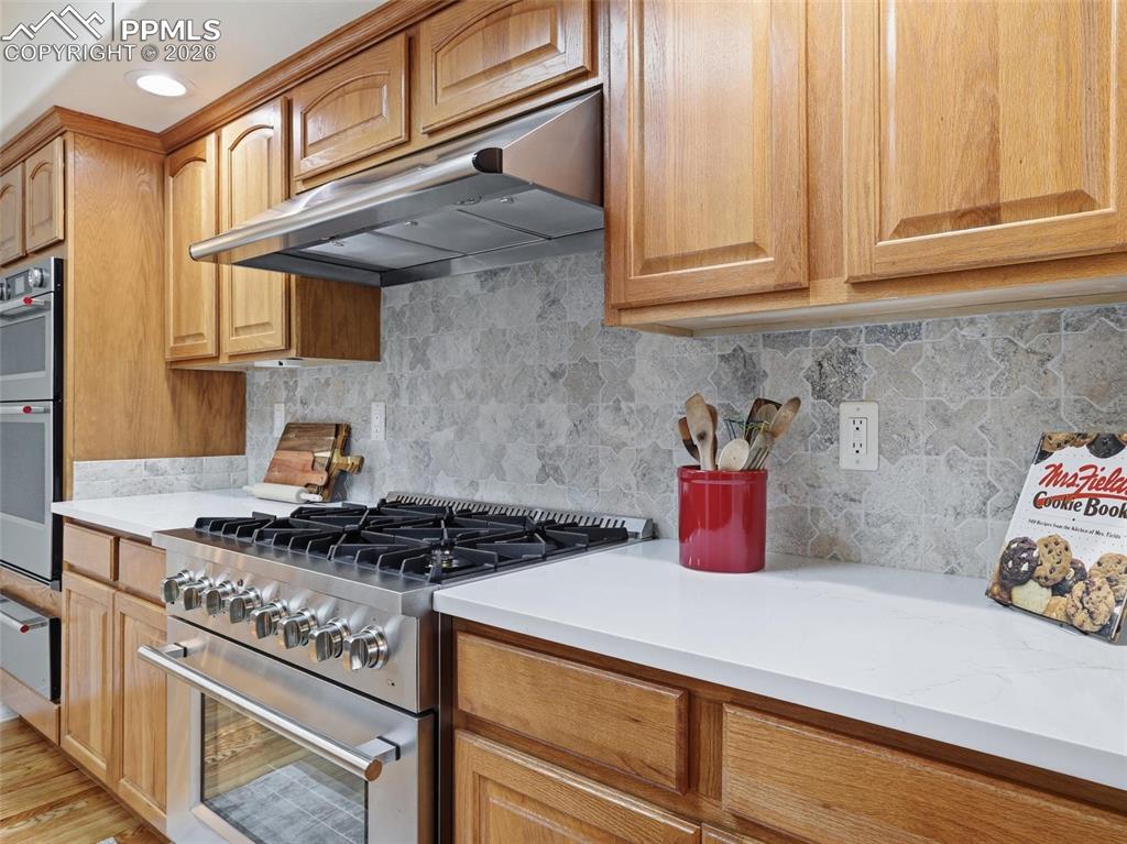 Image 6 of 50: Kitchen