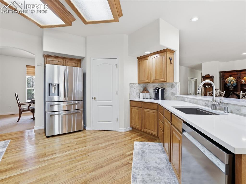 Image 7 of 50: Kitchen