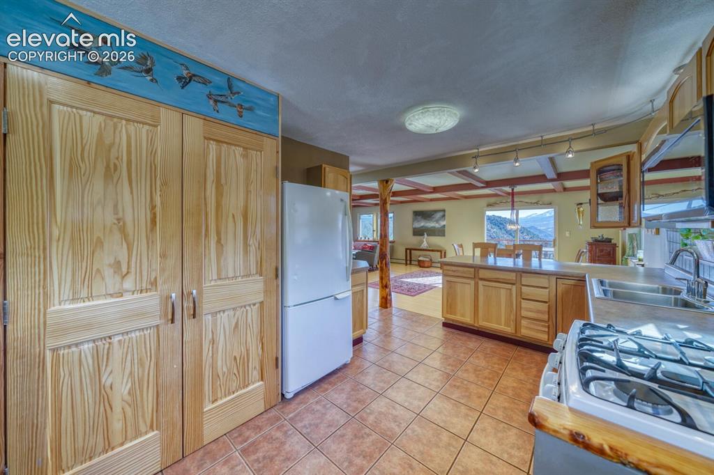 Image 46 of 50: Kitchen