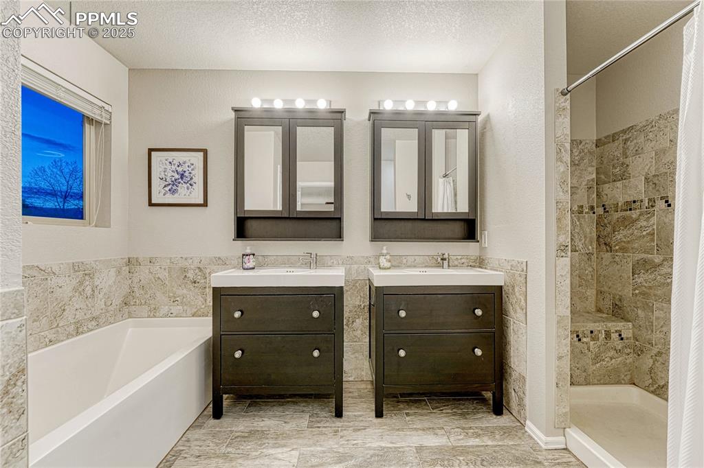 Image 21 of 48: Bathroom