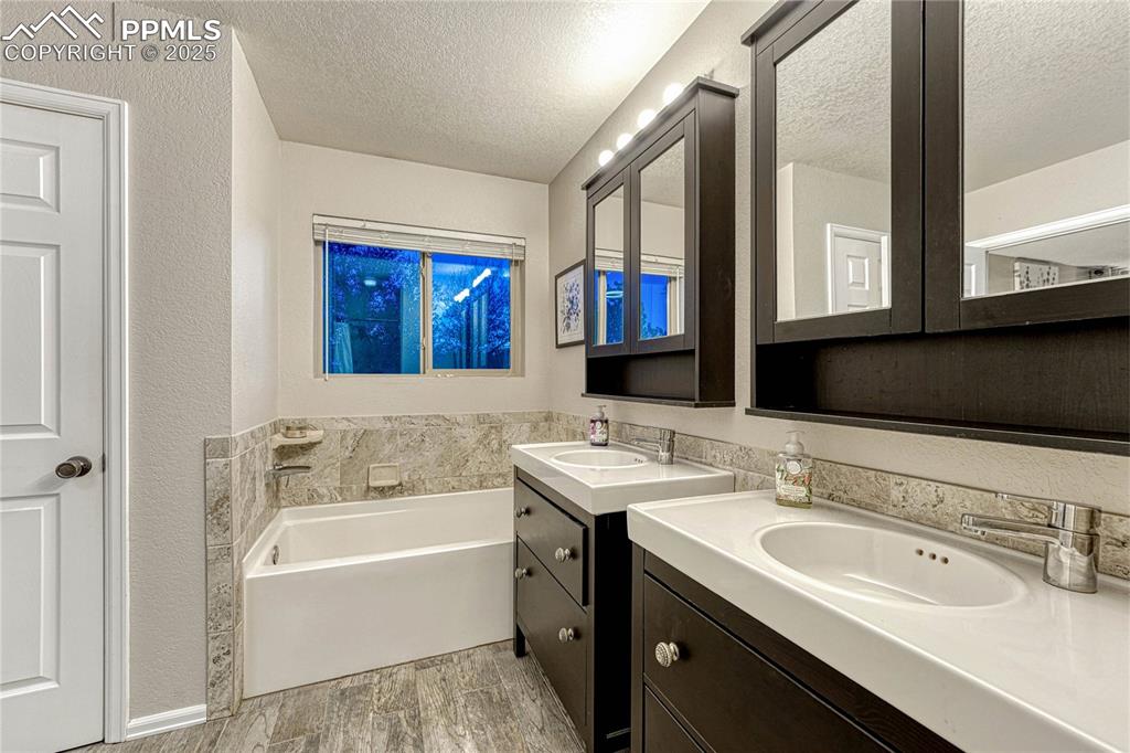 Image 22 of 48: Bathroom