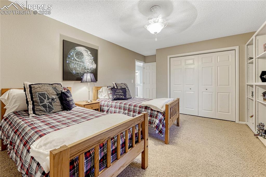 Image 23 of 48: Upper bedroom
