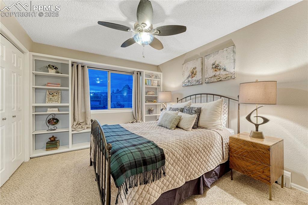 Image 25 of 48: Upper bedroom
