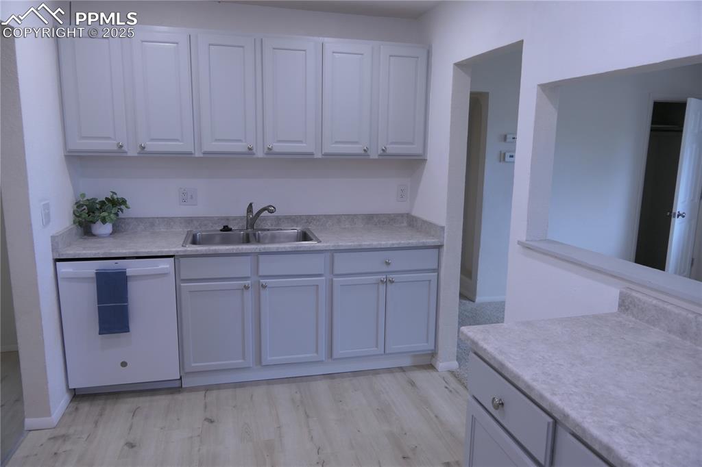 Image 13 of 48: Kitchen