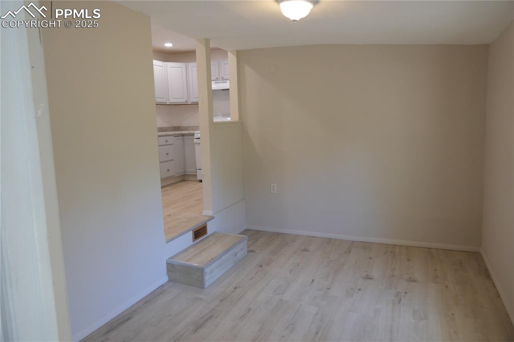 Image 14 of 48: Dining Area